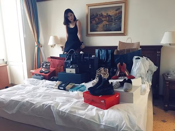 Hết hồn với "một vài món" đồ hiệu mà Milan Phạm khoe trên trang cá nhân.