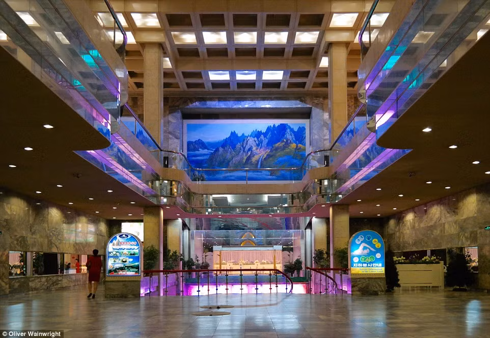 Khu vực sảnh chính của khách sạn được trang trí đèn Neon và những bức tranh sơn thuỷ hữu tình.