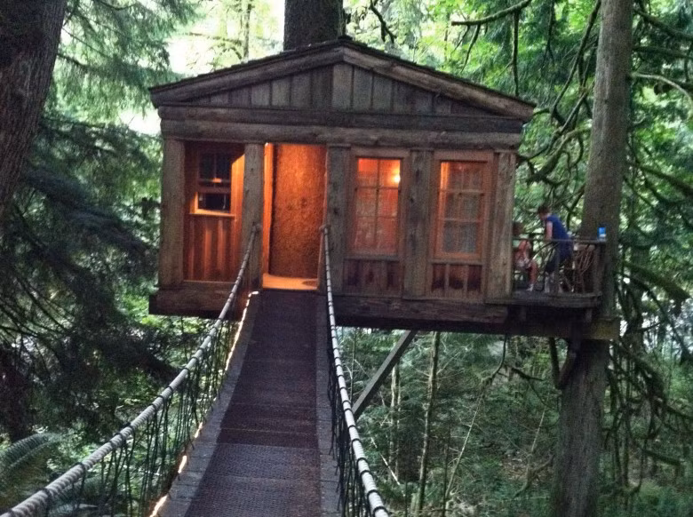 8. Treehouse Point, bang Washington Treehouse Point ở bang Washington cung cấp một nơi nghỉ dưỡng thanh nhàn, tuy nhiên bạn sẽ không được mang theo thú cưng hoặc trẻ em. Treehouse Point tương tự mô hình cắm trại cao cấp, bạn sẽ được sử dụng nhà vệ sinh công cộng và không có tivi xem. Để giải trí, du khách có thể tham gia tập yoga, massage… Để qua đêm tại đây, bạn cần đặt trước lịch nhiều tháng trước.