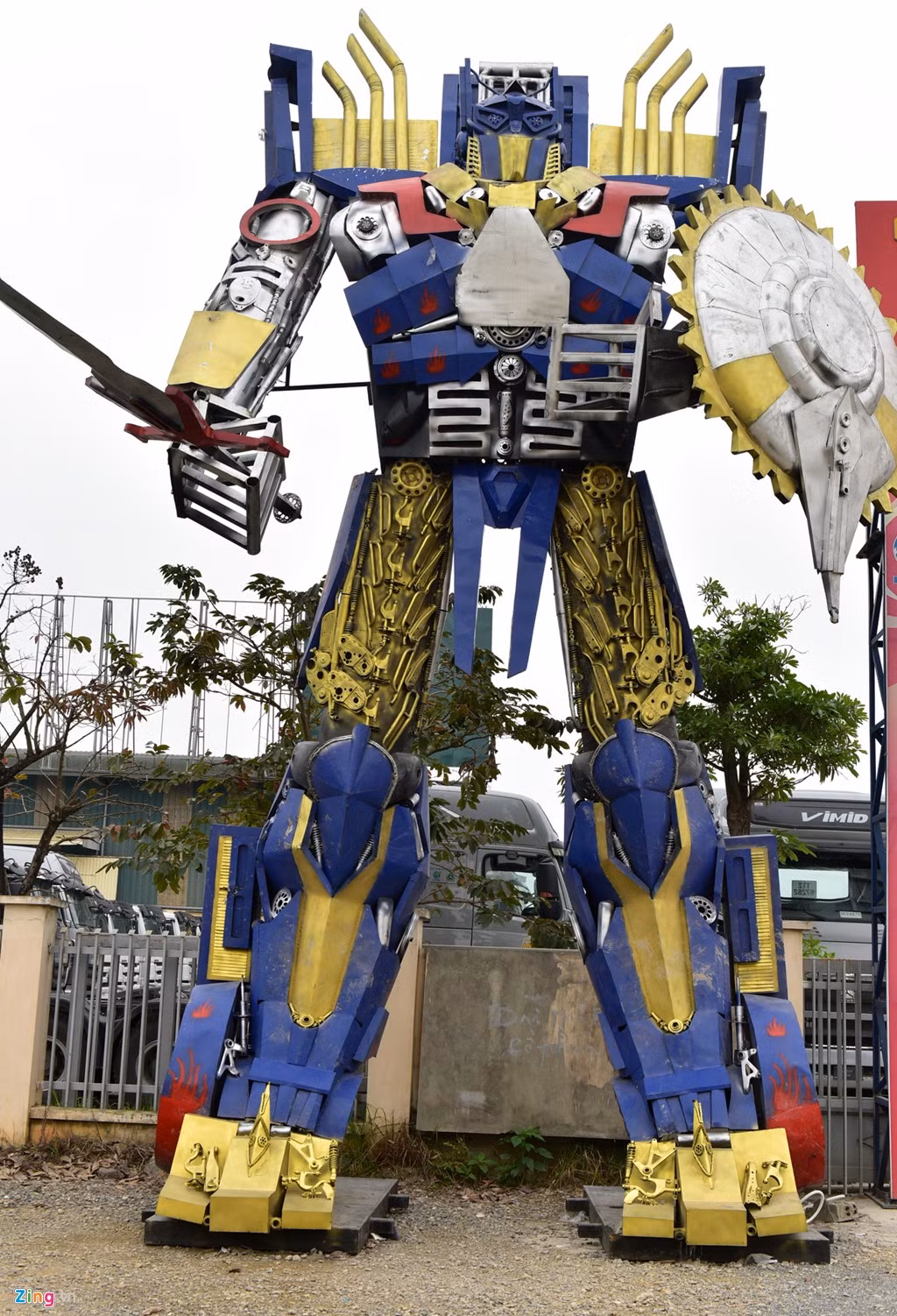 Robot Optimus Prime, nhân vật nổi tiếng trong loạt phim bom tấn Transformer, được đặt đứng cạnh cổng của một công ty.