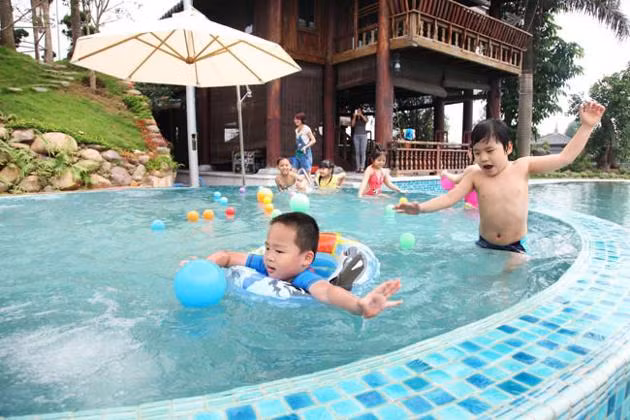 Tuy thế, căn biệt thự vẫn có những nét hết sức hiện đại là hồ bơi và khu vui chơi riêng dành cho trẻ em vui đùa thỏa thích.