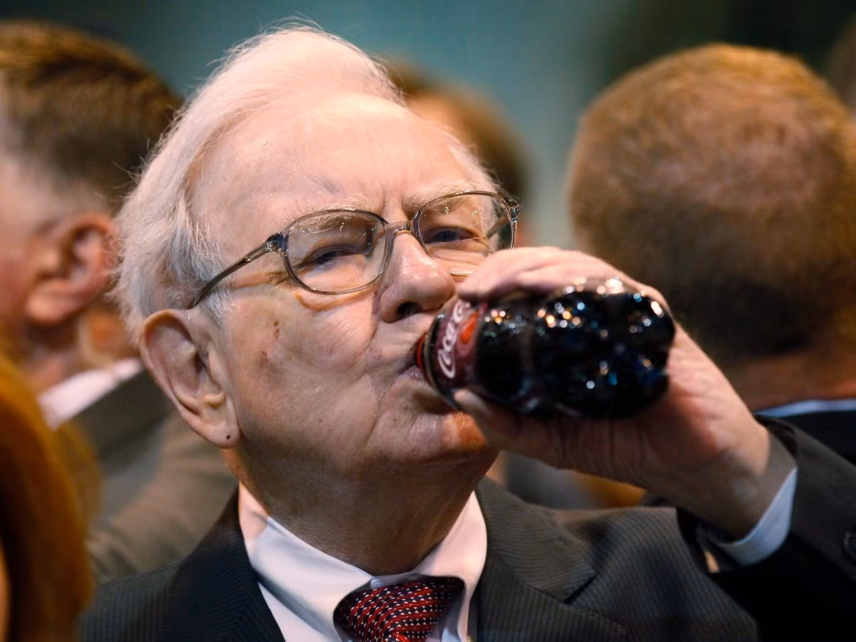 Warren Bufflet, chủ tịch và CEO của tập đoàn Berkshire Hathaway. Tuy là ông lớn lừng danh trong lĩnh vực đầu tư nhưng vị tỷ phú này vẫn sống trong ngôi nhà nhỏ chỉ có 3 phòng ngủ ở thị trấn Omaha (Mỹ) trị giá 31.500 USD mà ông đã mua sau khi lập gia đình vào năm 1958.