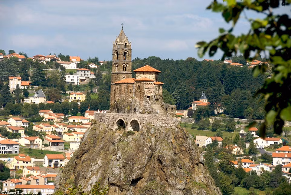 St Michel d'aiguilhe, Le Puy-en-Velay, Pháp. Nằm trên đỉnh một ngọn núi lửa cao 82m, nhà thờ này được xây dựng vào thế kỷ 10. Du khách phải trèo lên 268 bậc thang bằng đá để tới được nhà thờ này.