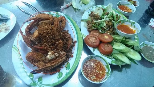 Đĩa càng cua nhỏ giá 250.000 đồng, tô cháo hàu 140.000 đồng... là số tiền mà một vị khách Đà Nẵng phải chi trả cho bữa ăn lót dạ khi du lịch ở TP HCM. Ảnh: Việt báo.