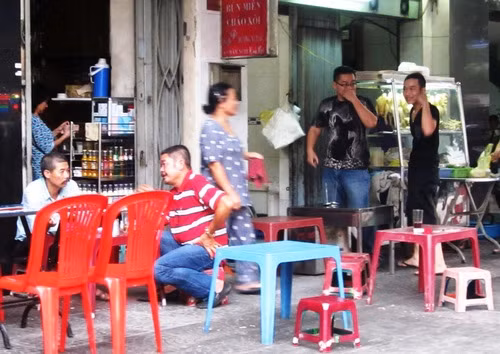 Khách hàng cho rằng mình bị chặt chém vì nhìn quán ăn này thuộc kiểu vỉa hè, rất bình thường. Trong khi tô miến cũng chỉ có vài miếng gà xé nhỏ, cộng thêm vài cọng măng khô và một ít hành. Ảnh: Việt Báo.