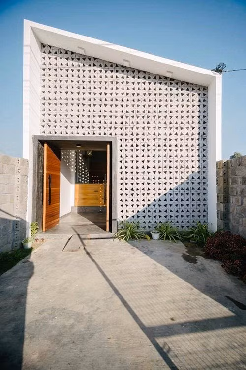Được xây bằng gạch với các ô thoáng dạng tổ ong, ngôi nhà tại phường Đăk Cấm -TP Kon Tum nhìn ngoài có vẻ đơn sơ nhưng bên trong thực sự ấn tượng. Ảnh Imgur.