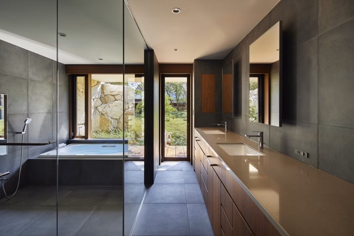 Phòng tắm lịch sự, hiện đại và tiện nghi. Ảnh: Dwell.