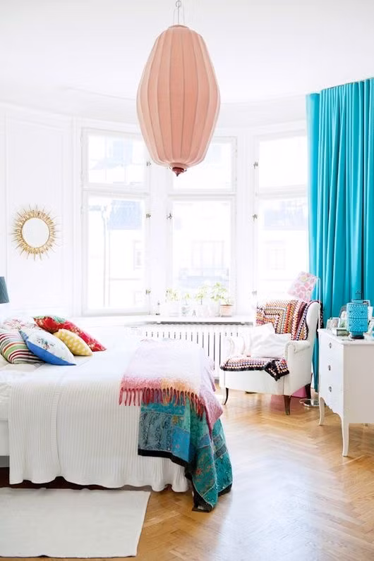 Chọn màu cho rèm cũng là gợi ý thú vị giúp phòng ngủ tươi mới, ấn tượng và dịu mát trong những ngày nắng nóng của mùa hè. Màu được gợi ý cho rèm cửa thường là vàng nhạt, màu xanh ngọc, xanh lá nhạt....