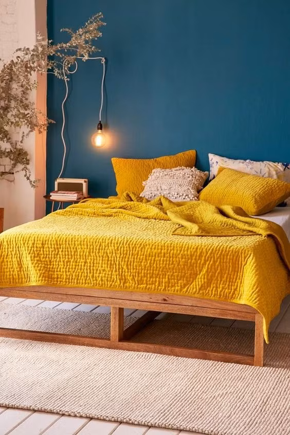 Với những không gian phòng ngủ yêu thích vẻ đẹp giản dị, ấm cúng, bạn nên chọn những màu đơn sắc kết hợp với nhau. Trang trí phòng ngủ mùa hè hay mùa đông đều phù hợp với ý tưởng phổ biến mà không bao giờ lỗi mốt này.