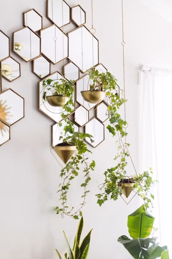 Treo những loại cây thanh lọc không khí trên tường cạnh cửa sổ phòng ngủ giúp tạo điểm nhấn trên tường và mang không khí trong lành đến cho không gian nghỉ ngơi.