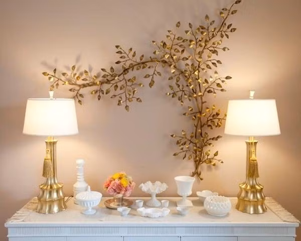 Nội thất kim loại đồng. Nội thất đồng thường được sử dụng trong nhà tắm, phòng bếp hoặc phòng khách. Ưu điểm của vật liệu này là mang đến nét cổ điển nhưng vẫn sang trọng cho căn nhà.