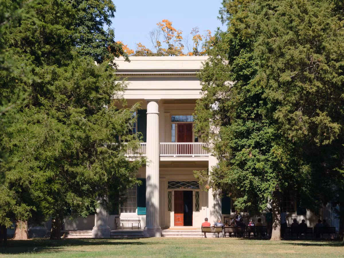Tổng thống Andrew Jackson. Biệt thự Hermitage ở Nashville, Tennessee ban đầu là một trang trại hơn 1000 mẫu Anh. Nó có kiến trúc và cảnh quan tuyệt đẹp. Năm 1834, một vụ hỏa hoạn đã tàn phá ngôi nhà và làm hỏng nhiều nội thất.