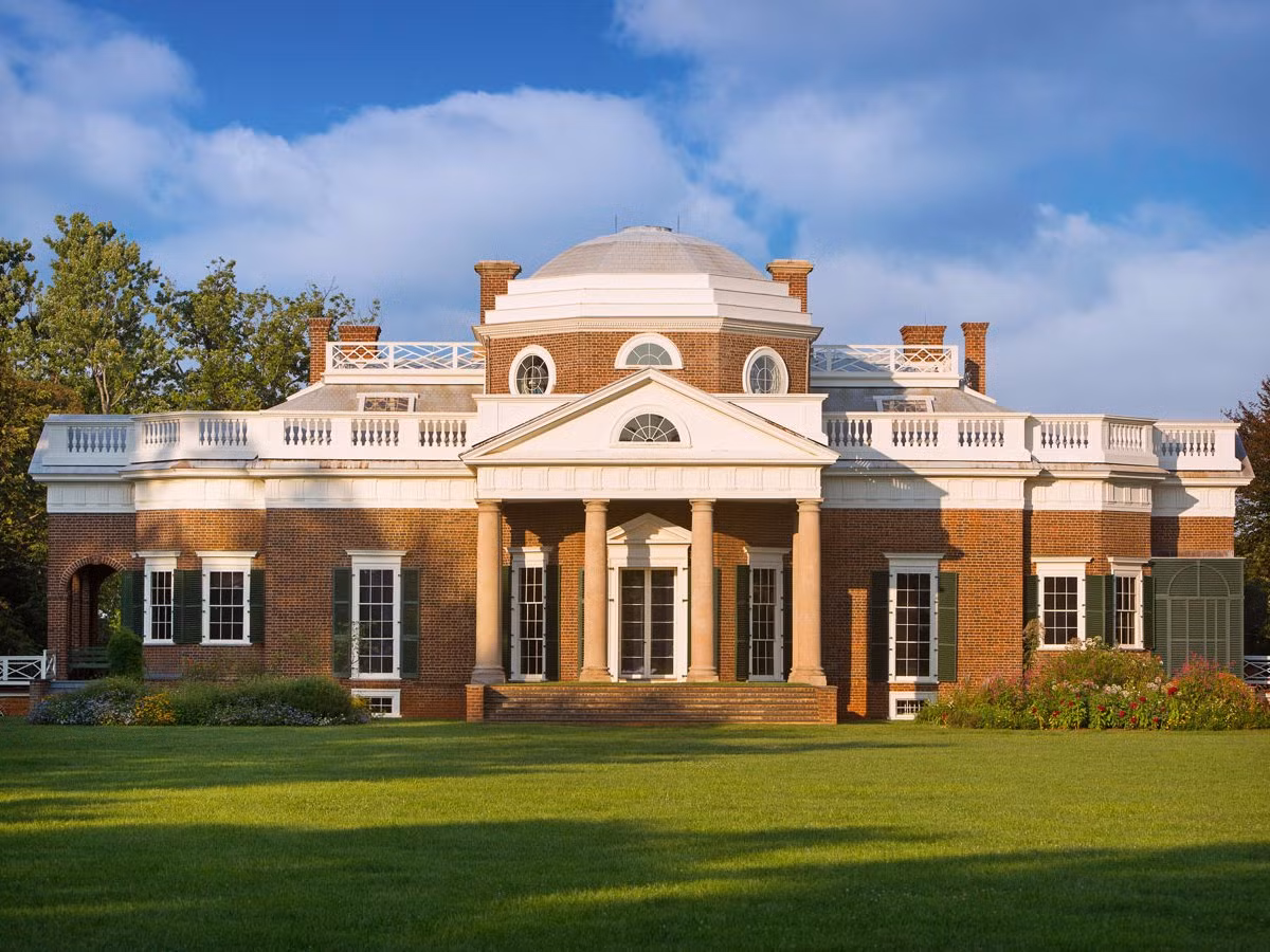 Biệt thự Monticello ở Charlottesville, Virginia là ngôi nhà nổi tiếng của Tổng thống Thomas Jefferson. Ông thừa hưởng đến 5000 mẫu đất từ cha mình và dành thời gian dài để tạo ra các phòng và khu vườn tuyệt đẹp.