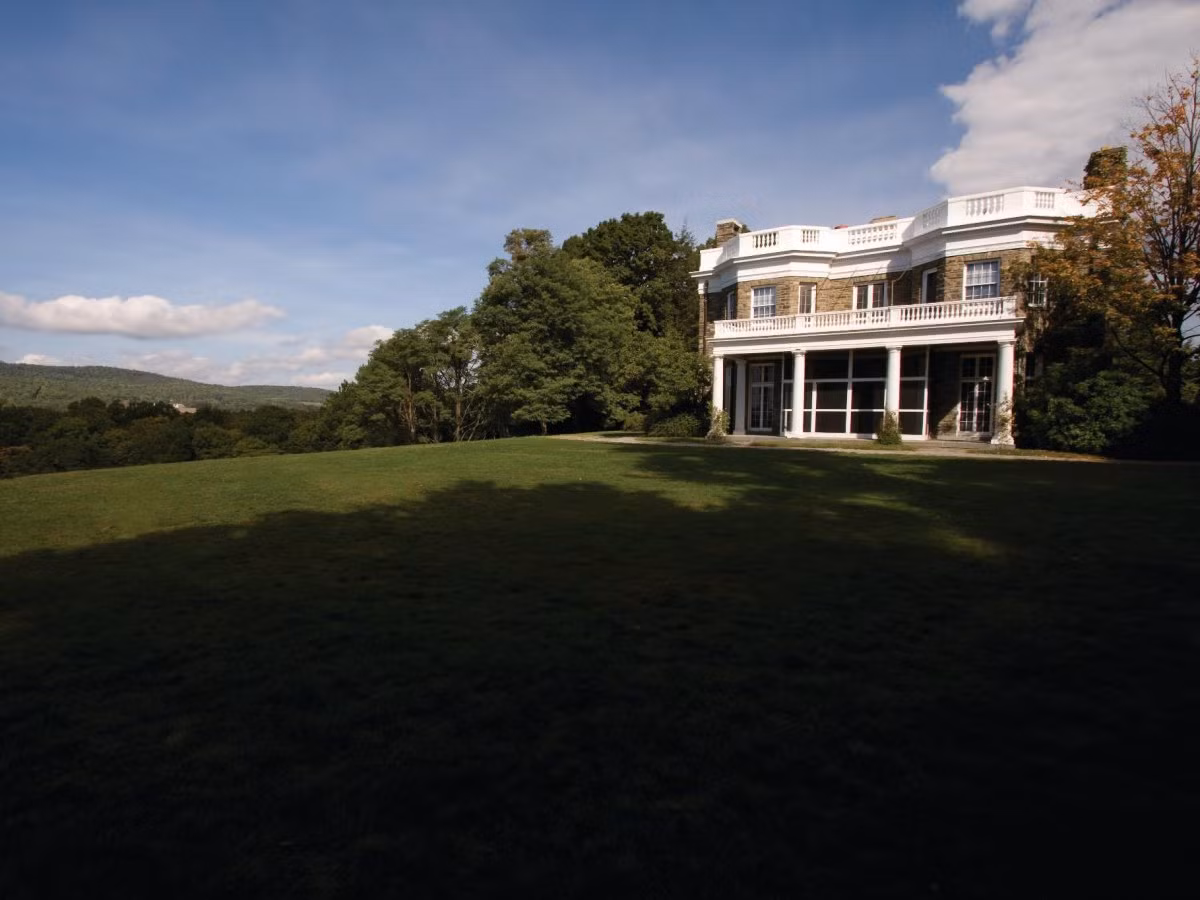 Ngôi biệt thự Springwood của cố Tổng thống Franklin Delano Roosevelt ở Hyde Park, New York. Đây là nơi cố Tổng thống dành trọn cuộc đời của mình, cho đến nay hài cốt của ông vẫn nằm ở đây.