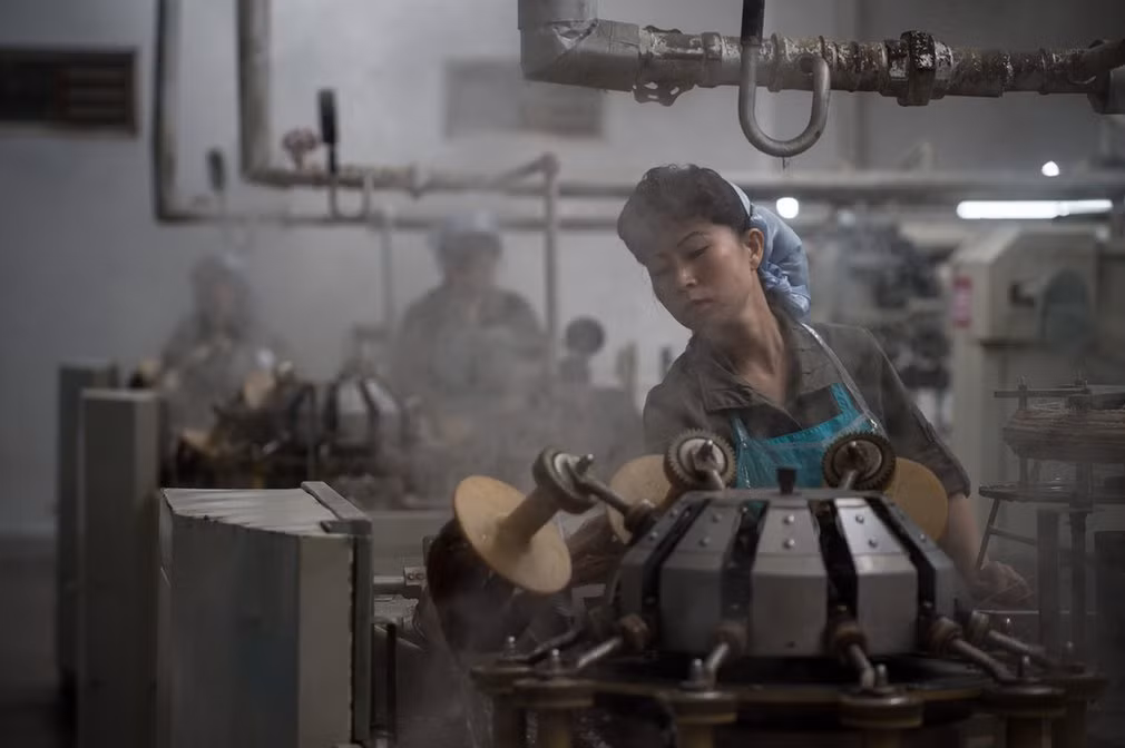 Ở nhà máy dệt lụa Triều Tiên, hầu hết là những công nhân nữ mà không thấy bóng dáng nam.