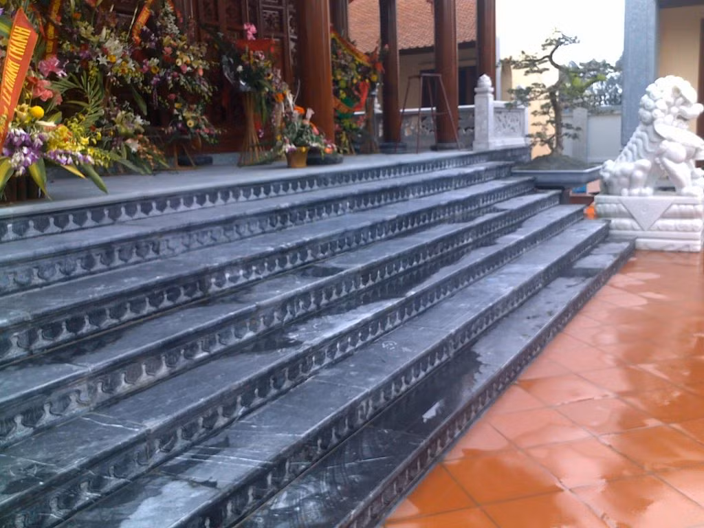 Trước đây, bậc tam cấp bằng đá thường chỉ được sử dụng trong kiến trúc xây dựng nhà thờ họ, đình làng, miếu thờ, điện thờ...Ảnh: lamtao.