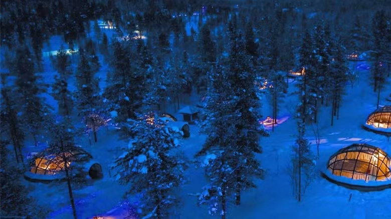 4. Kakslauttanen Igloo Village, Phần Lan Chỉ mở cửa vào cuối tháng Tám đến cuối tháng Tư hàng năm. Các lều tuyết được làm bằng thủy tinh, cung cấp toàn cảnh bầu trời. Tại đây cung cấp các dịch vụ giải trí mùa đông như xe trượt tuyết, cưỡi tuần lộc…