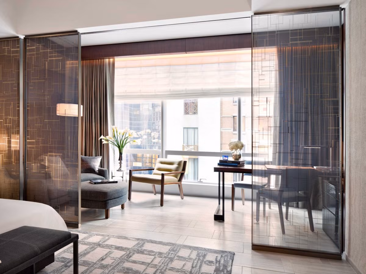 Thiết kế lấy cảm hứng từ thác nước chảy. Tòa nhà này VIP đến nỗi số lượng căn hộ bán ra và tên chủ sở hữu cũng được giấu kín.