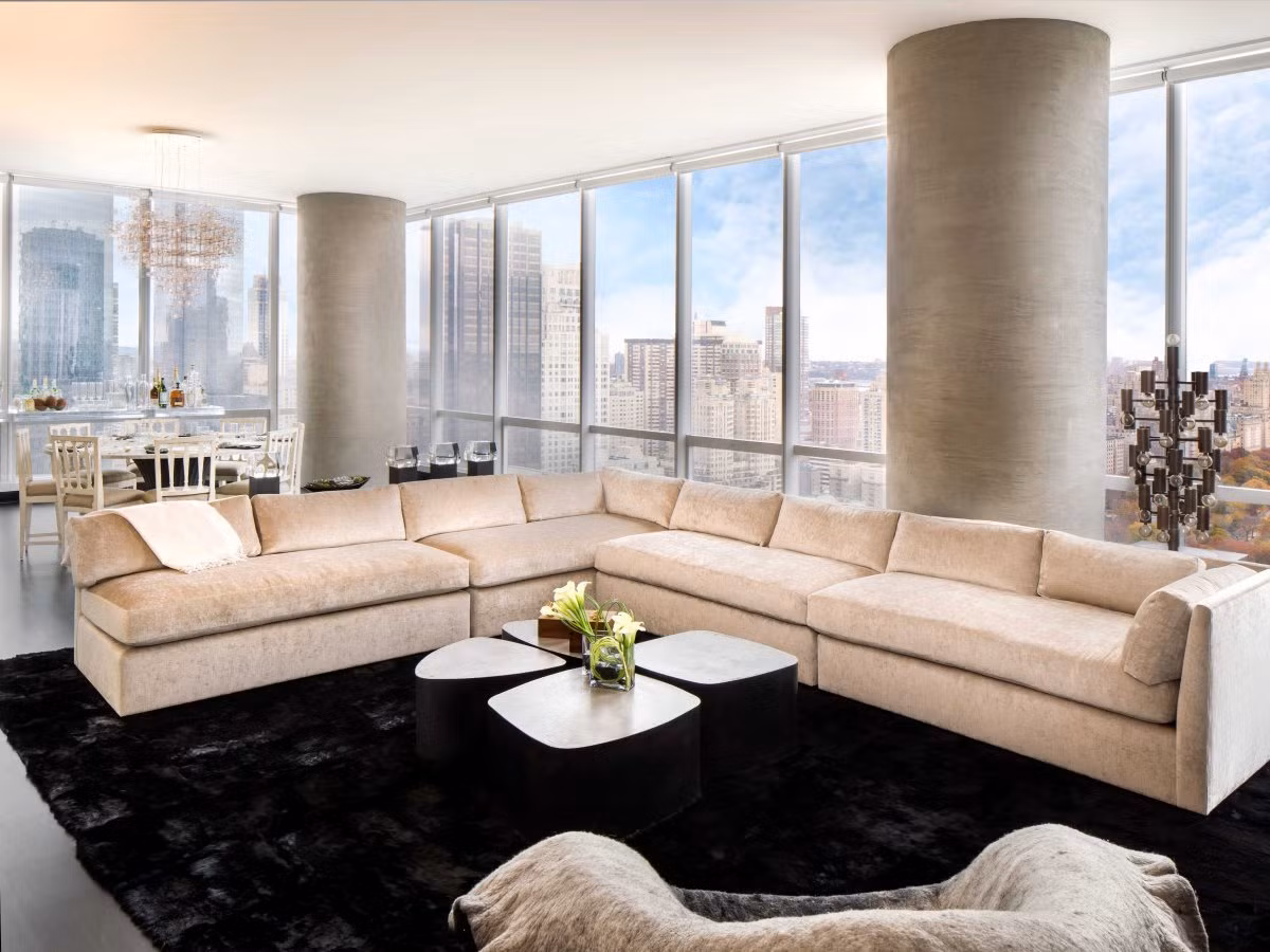 39 tầng đầu tiên là dành cho khách sạn hạng sang Park Hyatt nhưng người dân có quyền bước vào khách sạn này để thăm thú.