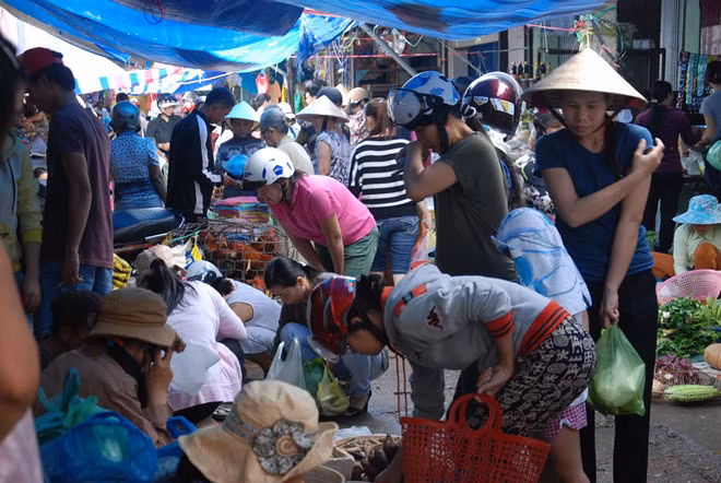 Chợ hoạt động sớm hơn thường ngày. Ngay từ sáng tinh mơ, chợ đã tấp nập người mua hàng.