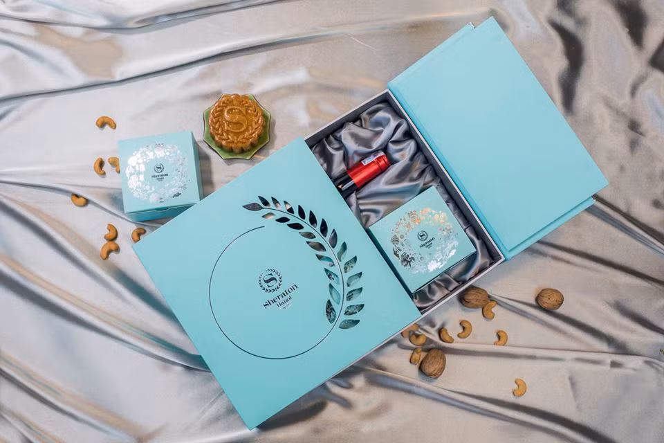 Hộp bánh trung thu Premium 3 bánh kèm rượu được những đầu bếp của khách sạn Sheraton sáng tạo đang được bán với giá 1.500.000 đồng.
