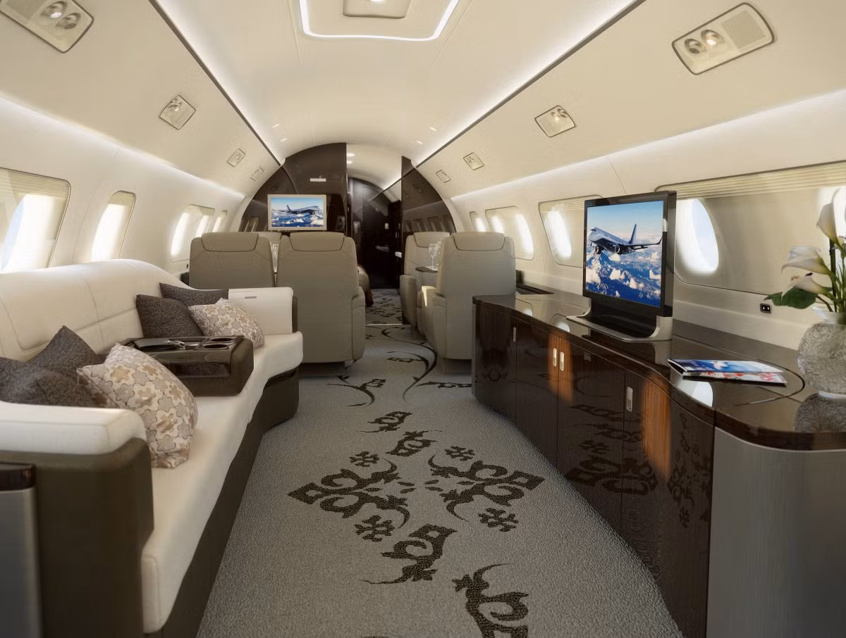 Phi cơ Embraer Lineage 1000E: 53 triệu đô. Máy bay riêng này rộng tới 10.000 feet với không gian vô cùng sang trọng.