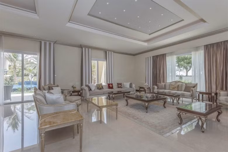 Được phủ hoàn toàn bằng màu trắng tinh khiết và đặt những bức tượng thời kỳ phục hưng cạnh đài phun nước ngoài trời. Đối lập với không gian hoàng gia bên ngoài thì nội thất bên trong rất hiện đại. Gia chủ đặc biệt không cần phải đi cầu thang bộ vì nó được lắp đặt một thang máy rộng rãi.