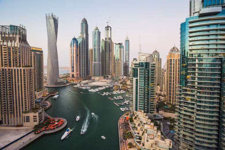 Biệt thự trên không Dubai Marina. Tòa chung cư Elite ở Dubai Marina có diện tích sàn rộng hơn 3800m2 và nằm trên cùng là căn penthouse tuyệt đẹp giá 15 triệu đô.