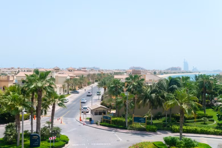 Villa Palm Jumeirah Frond P, hơn 17 triệu đô. Là sản phẩm của kiến trúc sư người Ý, mang nét kiến trúc chạm khắc vô cùng độc đáo như trần nhà và đèn chùm 80kg cao 3,5m.