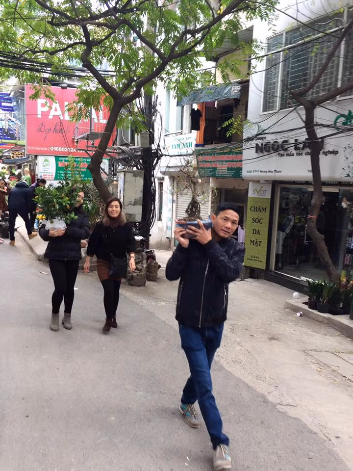 Nhiều nhân viên công sở làm việc quanh con phố này cũng tranh thủ giờ nghỉ trưa để ra mua cây cảnh trưng Tết.