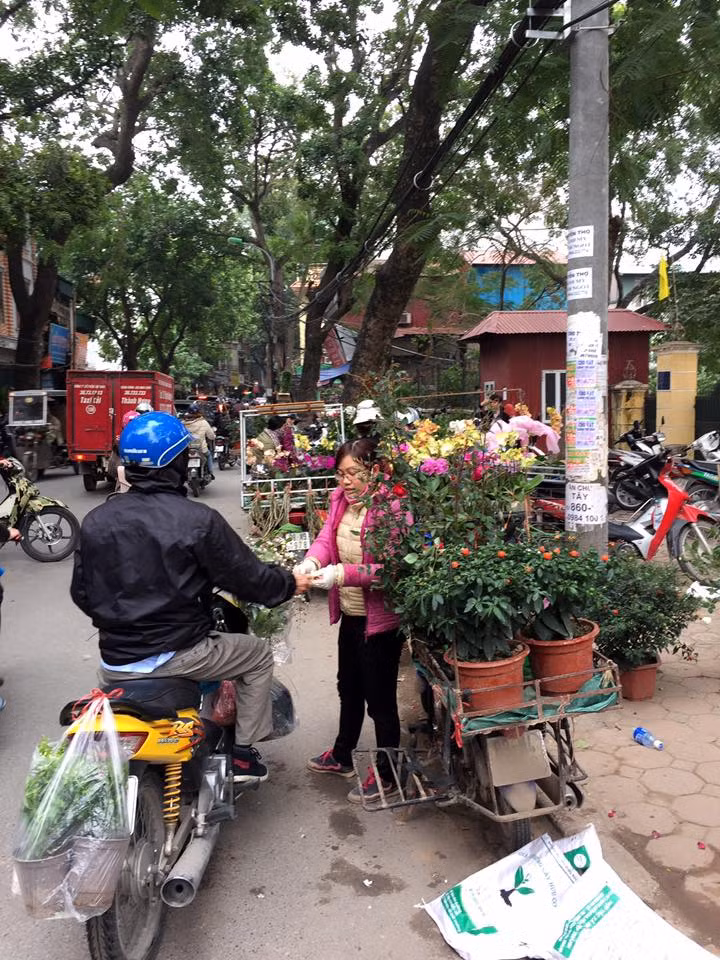 Ngoài những cửa hàng cố định lâu nay, hàng loạt những xe hoa bán rong cũng tranh thủ về đây bán hàng dịp này.