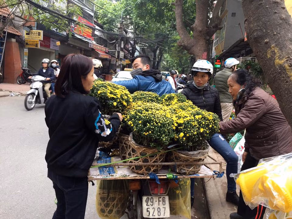 Các tiểu thương cũng bận rộn chuyển hàng để cung ứng cho khách.