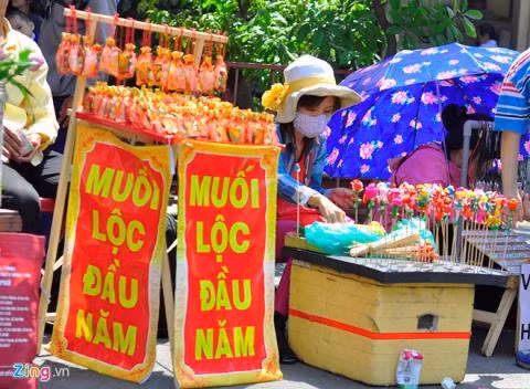 Nhiều quán hàng đã bán dạo ngay ngày đầu năm mới để kiếm thêm thu nhập. Với họ, Tết sẽ kết thúc sớm hơn rất nhiều so với mọi người. Ảnh minh họa: Internet.