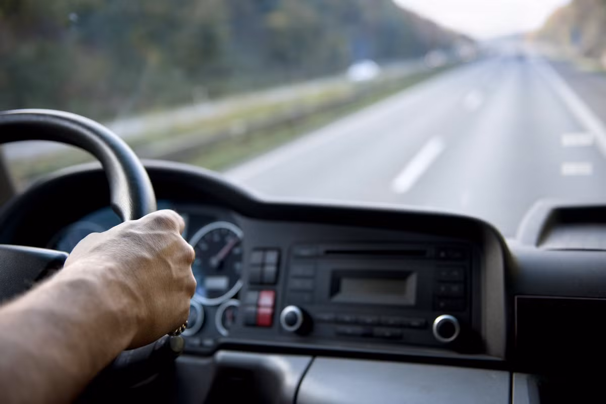 Tương tự, những tài xế xe khách nhiều khi vẫn phải rong ruổi trên những tuyến đường dài vào dịp lễ Tết. Ảnh: VinaAuto.