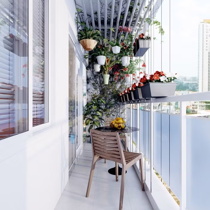 Ban công nhỏ, hẹp chẳng phải là vấn đề đâu, bạn có thể khắc phục bằng cách treo những cây hoa nhà mình lên cao hơn.
