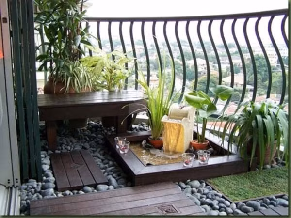 Đối với những người sống trong không gian nhỏ hẹp thì họ vẫn có thể có cho mình một khu vườn tuyệt đẹp ngay tại ban công. Với một ý tưởng thông minh, sáng tạo, cùng đôi bàn tay chăm chỉ, khéo léo, bạn sẽ có được một ốc đảo ngoài trời nhỏ đầy sức sống. Để trang trí ban công nhà mình, bạn chỉ chuẩn bị chậu hoa, thùng xốp, thêm một chiếc ghế nhỏ hoặc ghế sofa nếu đủ không gian. Vào buổi tối, bạn có thể thắp thêm đèn lồng để ban công thêm lãng mạn và lung linh.