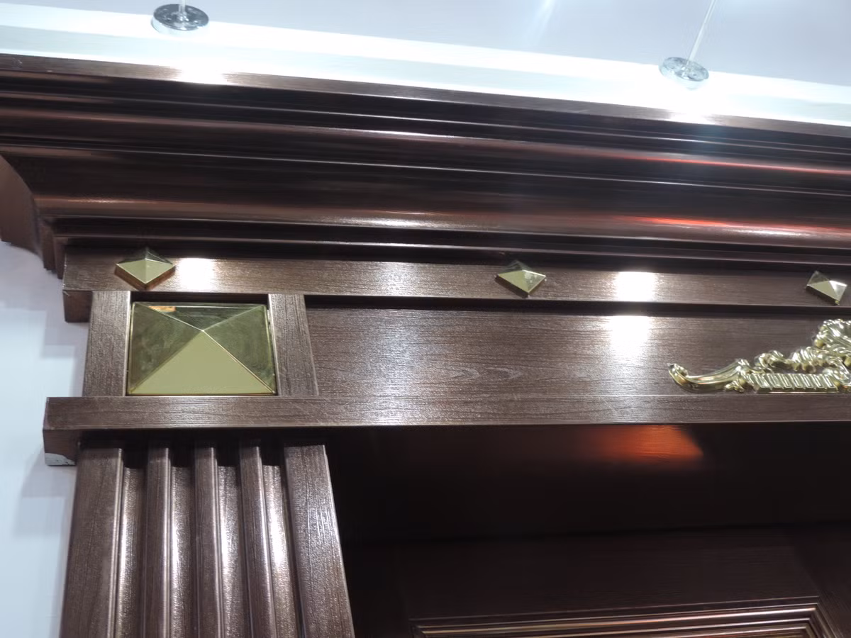 Cửa được gia công tỉ mỉ với những chi tiết trang trí đẹp mắt.