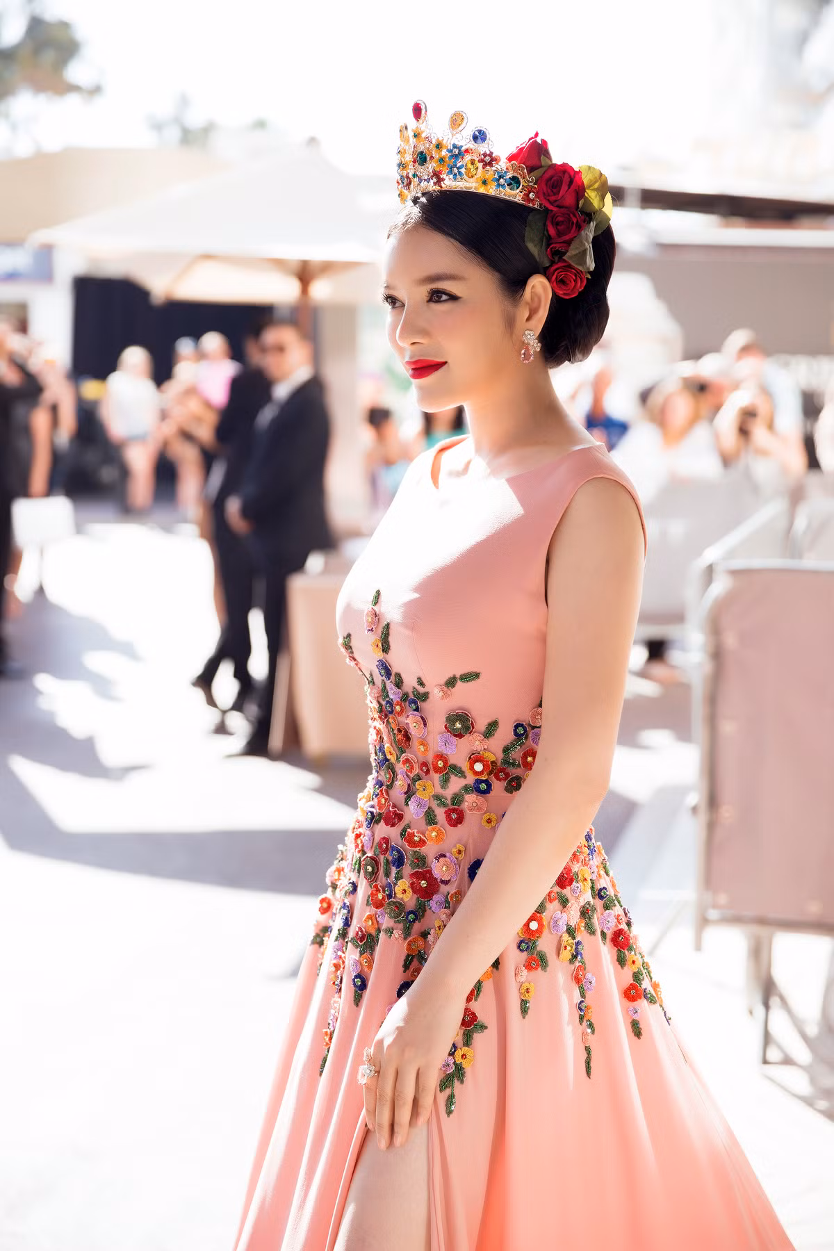 Mùa Cannes 2016, Lý Nhã Kỳ cũng khiến người hâm mộ choáng váng trước thông tin về mức giá đắt đỏ của những chiếc váy cô mặc đi dự sự kiện này. Ngày đầu tiên tại Cannes 2016 cô cũng diện bộ váy hiệu Georges Hobeika được làm từ lụa cao cấp, đính hoa 3D với phần hoa làm hoàn toàn bằng tay. Lý Nhã Kỳ tiết lộ váy có giá 25.000 EUR (hơn 621 triệu đồng).
