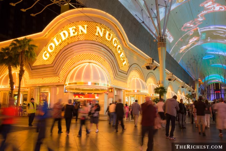 10. The Golden Nugget, Las Vegas Đây hoàn toàn có thể coi là khách sạn độc đáo và vô cùng sang trọng. Dù khách sạn nằm gần trung tâm thành phố, nhưng những tiện nghi và cảnh quan bên trong mang đến cho du khách cảm giác như đang ở giữa đại dương. Tại đây có bể bơi The Tank là bể bơi dành cho những ai yêu thích cảm giác mạnh. Nằm trong lòng bể bơi là một bể kín trong suốt có thể tích 760 m3 nuôi các loài sinh vật biển, trong đó có cá mập. Và bạn sẽ được trượt trong đường ống dài 75 m đi xuyên qua bể đầy cá mập này. Bạn có thể qua đêm tại Golden Nugget với mức giá khởi điểm khiêm tốn chỉ 50 USD một đêm. 