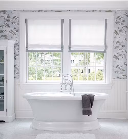 Cửa sổ lớn giúp không gian phòng tắm rộng rãi chẳng kém các spa đẳng cấp và sang trọng. Ảnh: 1000maucuadep.