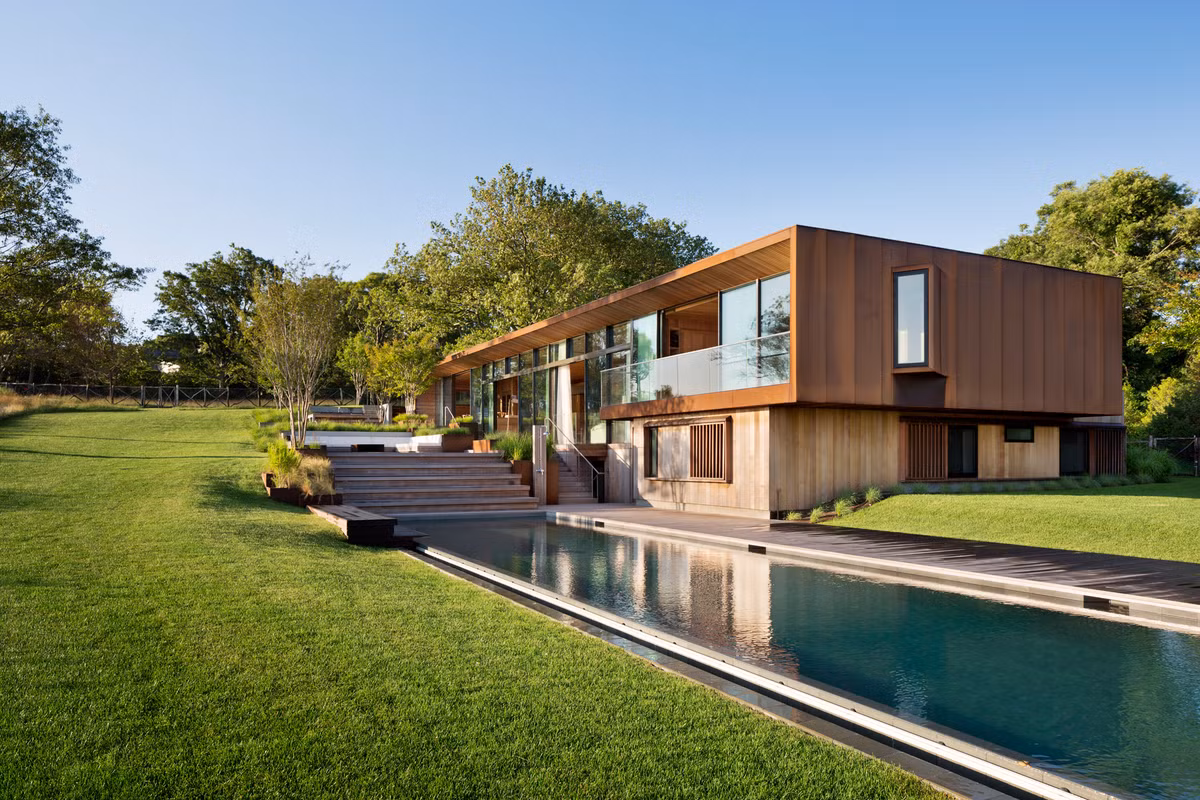 Peconic House sở hữu một bể bơi ngoài trời cực đẹp.