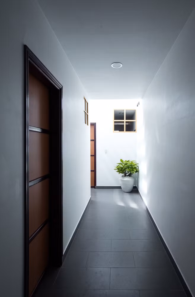 Kiến trúc sư đã sử dụng các không gian gấp, vuốt chéo khác nhau nhằm tạo thành từng lớp không gian khiến chiều sâu ngôi nhà trở nên hun hút.