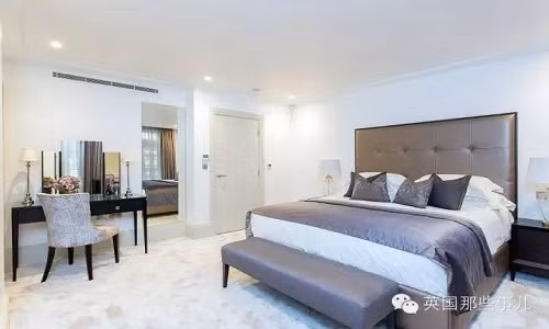 Mỗi gian phòng có một phòng ngủ, ban công và tủ quần áo khổng lồ. Trong ảnh là cận cảnh một căn phòng ngủ xa hoa trong ký túc.