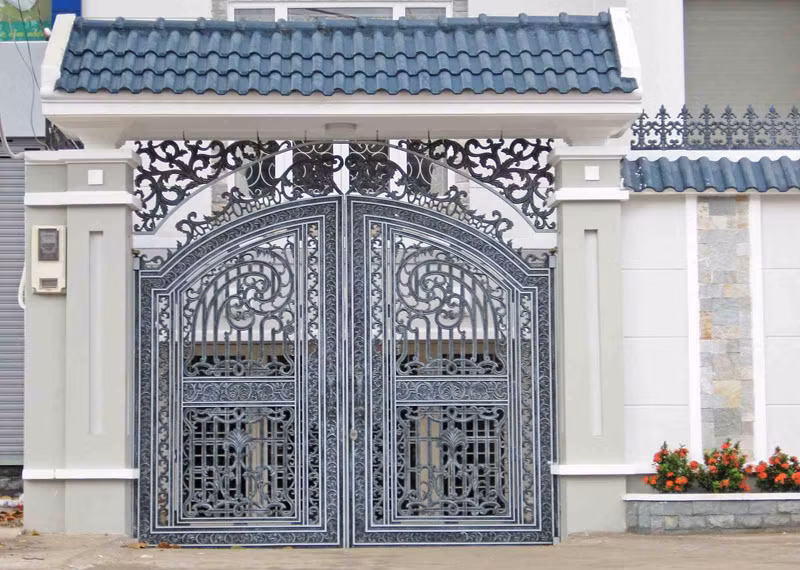 Sắt là chất liệu phổ biến được sử dụng cho thiết kế mẫu cổng nhà đẹp hiện nay bởi nó có độ bền cao, chịu được các loại khí hậu, thời tiết. Ảnh: Ytuongnhadep.