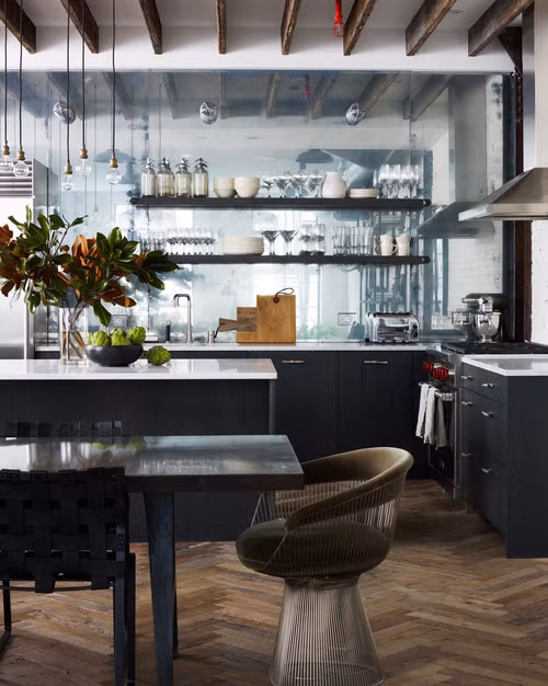 Kệ thủy tinh. Loại kệ bếp hiện đại này khiến cho căn bếp biến thành một quầy bar lung linh.