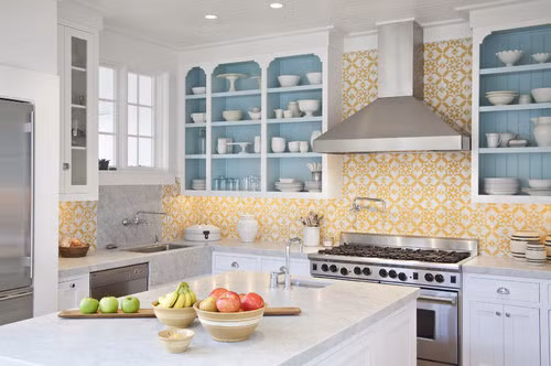 Tủ xây cố định vào tường. Vì là cố định nên loại tủ này có chi phí rất rẻ. Hãy làm cho căn bếp tươi mát hơn bằng cách chọn sơn màu sáng, dịu mắt là bạn đã thổi hồn vào căn bếp khô khan dầu mỡ.