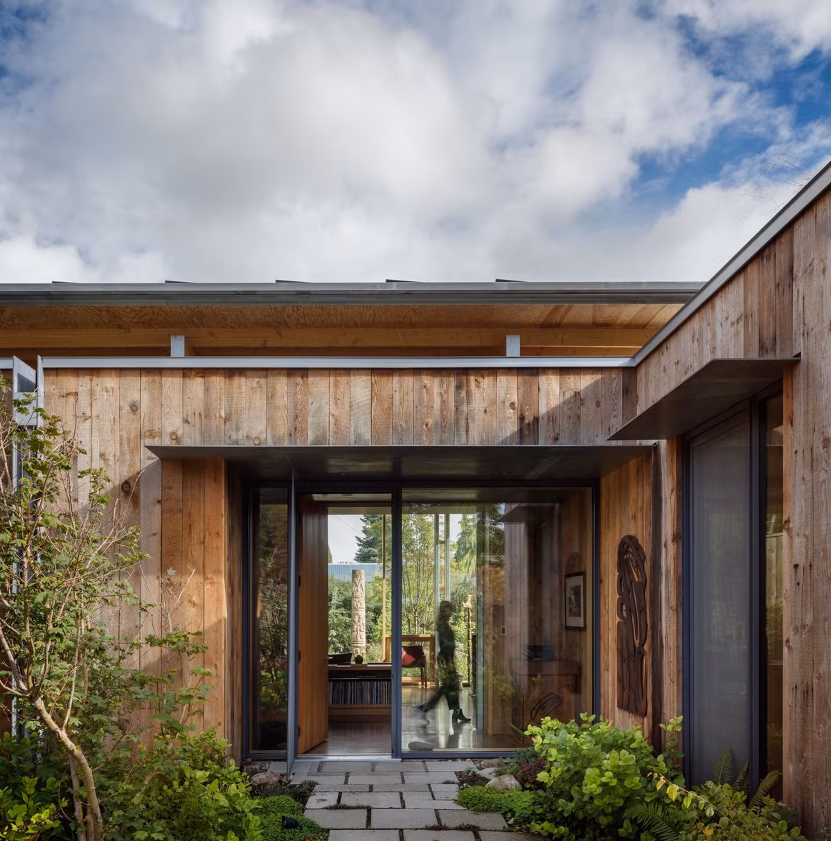 Ngôi nhà này do Jim Olson, đồng sáng lập của studio kiến trúc Olson Kundig thiết kế cho một người bạn và hàng xóm lâu năm của mình.