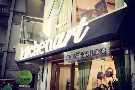 Đầu tiên, Đào Chi Anh cùng một người bạn mở ra Kitchen Art Store &amp; Studio số 38/27 Xuân Diệu. Ở đây bày bán tất cả các dụng cụ bếp núc, nguyên liệu nấu ăn đa dạng và tham gia các lớp nấu ăn hàng tuần. Ảnh: Kitchenart.