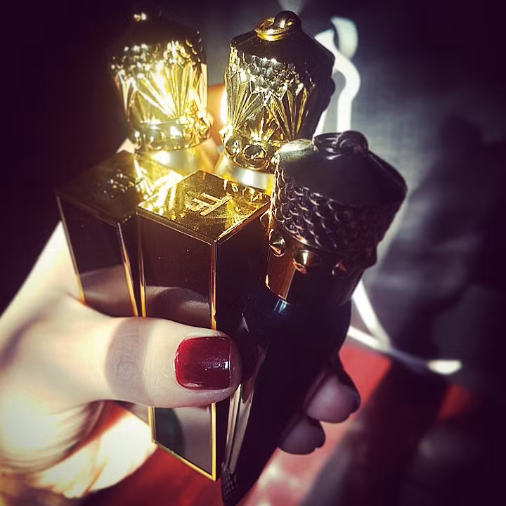 Có vẻ như Ngọc Trinh rất ưa dùng son và nhất là những thỏi son đắt nhất thế giới như Christian Louboutin hay Tom Ford.