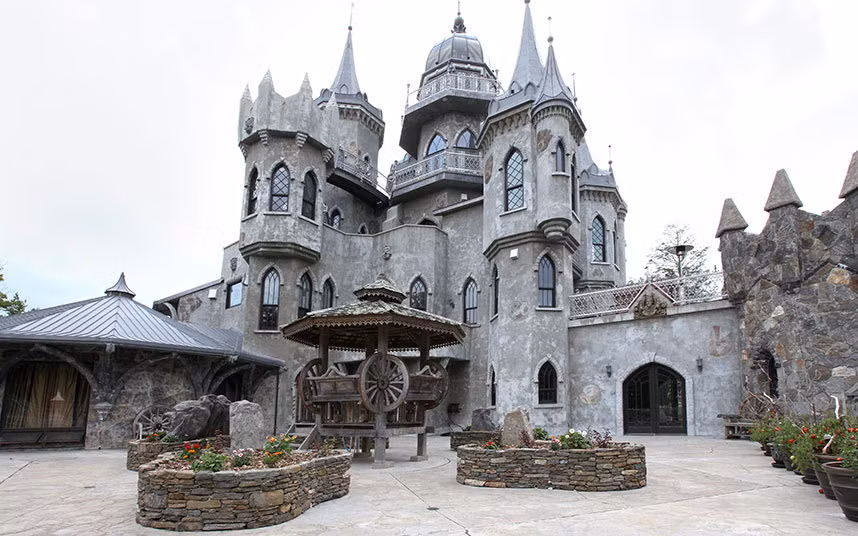 Lâu đài Woodstock, Mỹ. Lâu đài dài 1745 m2, tổng cộng tất cả là 75 mẫu đất. Tòa tháp của lâu đài cao 38,5 m. Hiện lâu đài này thuộc quyền sở hữu của một triệu phú thép từ tháng 9/2014. Nó đã được mua với giá 30 triệu bảng.